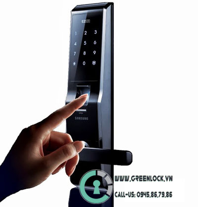 Với khóa cửa vân tay Samsung SHS-H700, bạn sẽ được trải nghiệm một cuộc sống tiện nghi hơn rất nhiều. Không cần mang theo chìa khóa hay nhớ mã số, chỉ cần quẹt dấu vân tay là đủ để mở khóa ngay lập tức.